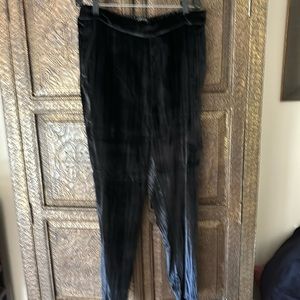 J Brand Blk velvet cropped pull on pants